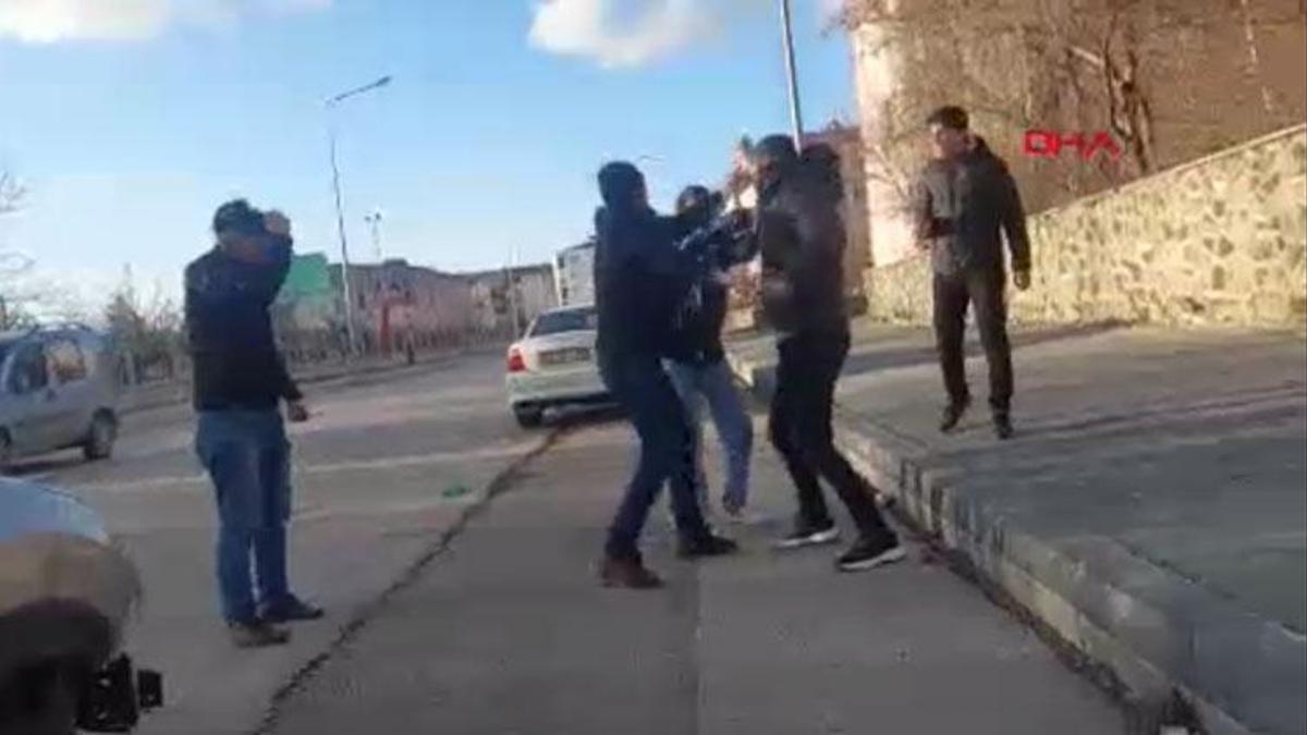 Oğlu otomobile babası da sürücüye vurdu!