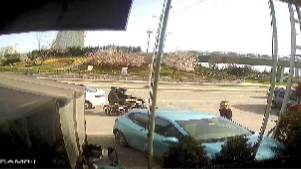 Motosikletli iki kişi tabancayla iş yerine mermi yağdırdı