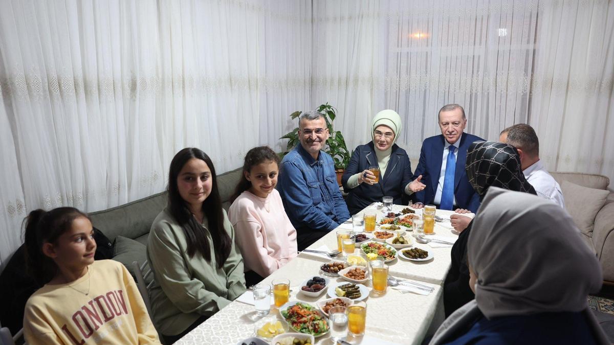 Cumhurbaşkanı Erdoğan iftarda vatandaşın evine misafir oldu