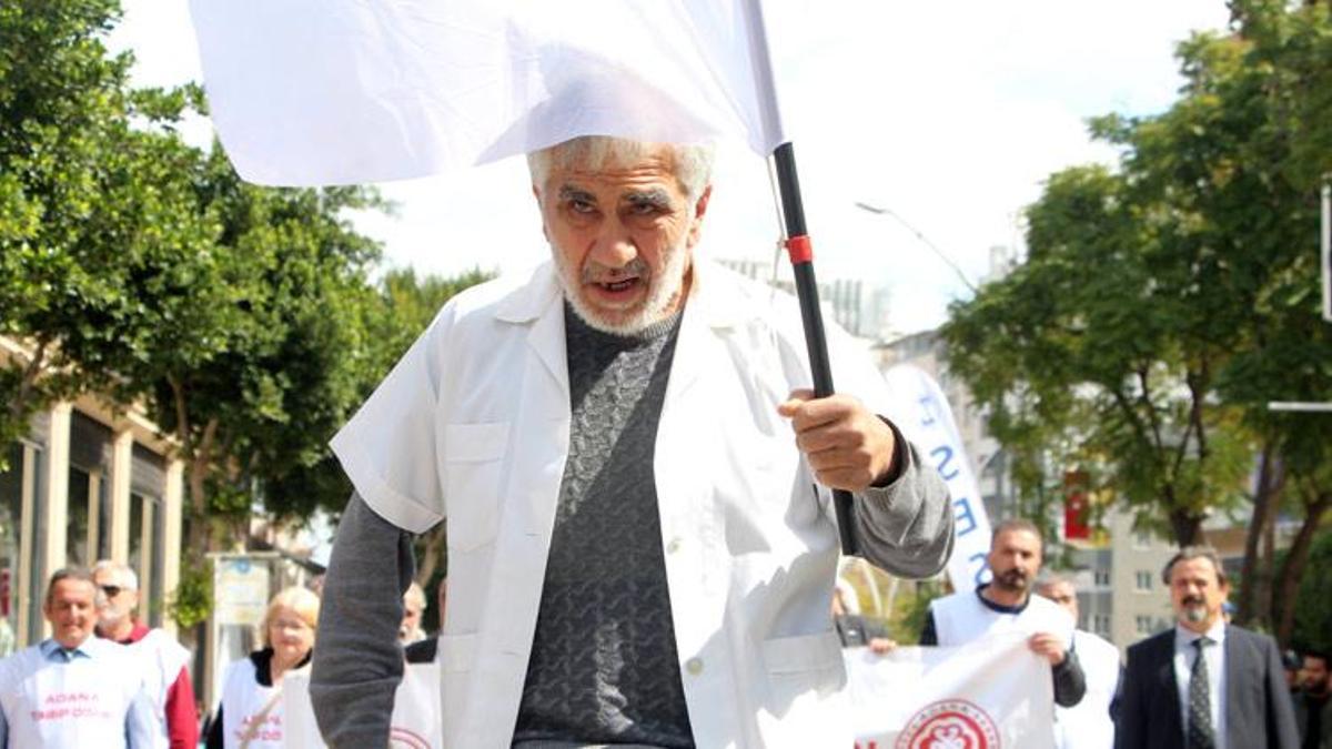 Adana'da sağlıkçılardan 'Beyaz Yürüyüş'; Parkinson hastası emekli doktor bir kilometre en önde yürüdü!
