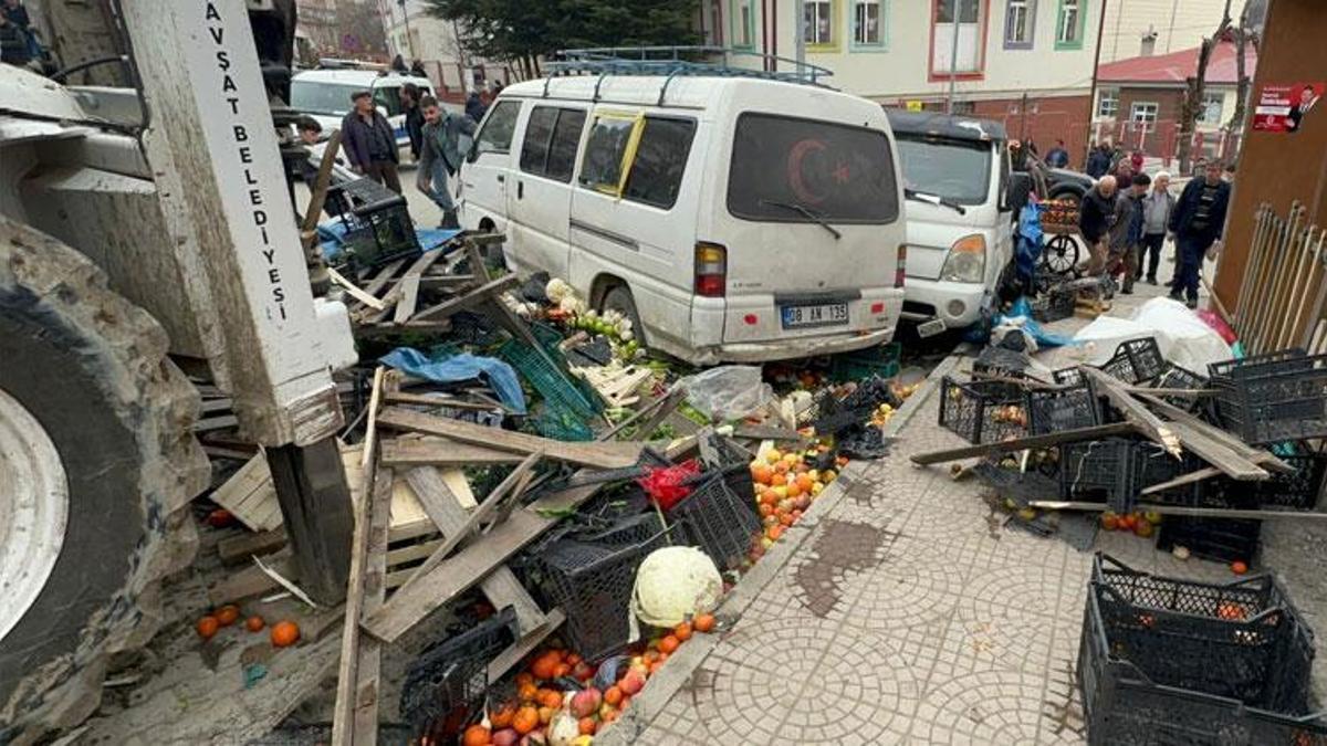 Artvin'de facia ucuz atlatıldı! Hızla ilerleyen iş makinesi, cadde üzerinde kurulu pazara daldı