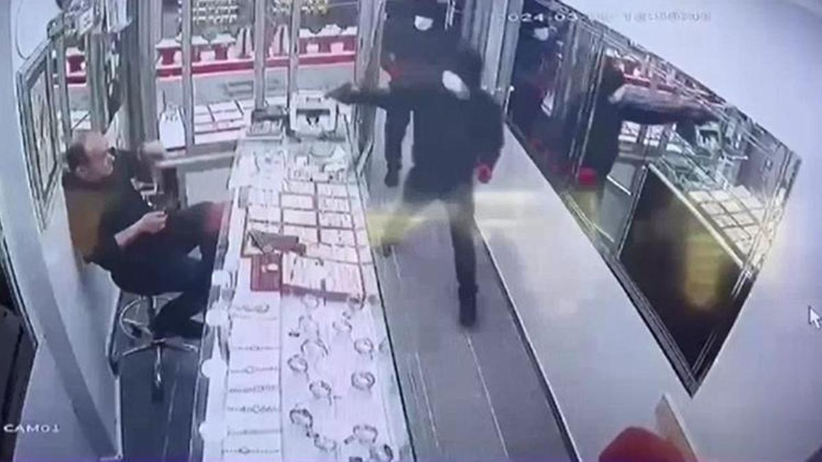 Küçükçekmece'de kuyumcuyu soygunu! Kameralara yansıdı