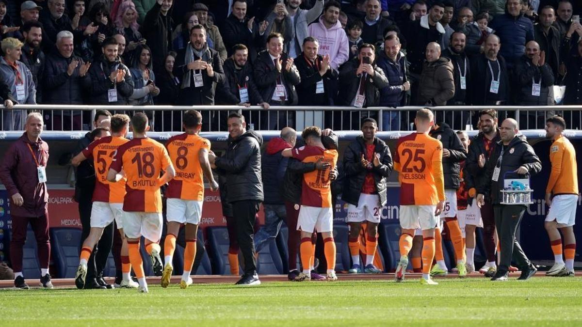 Galatasaray şampiyonluğa sıkı sıkı tutundu