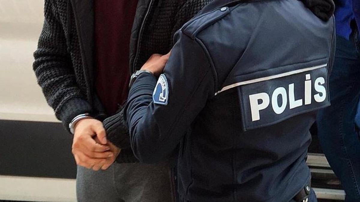Silah satan kişinin evine operasyon: Çuvaldan onlarca tabanca çıktı