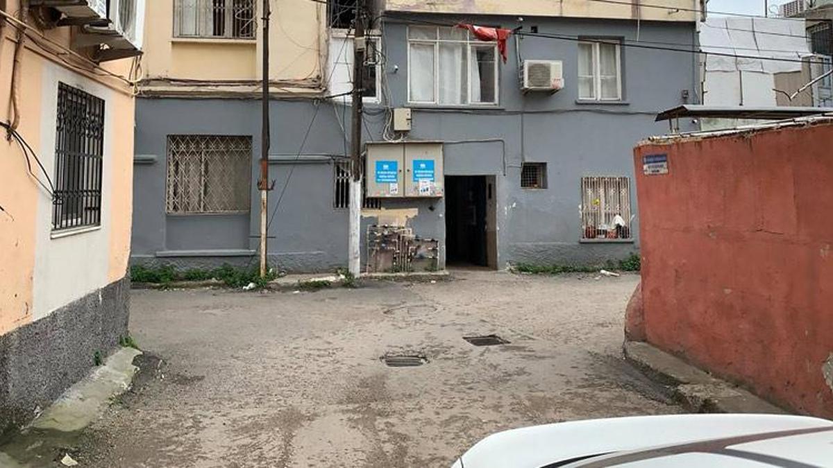 'Arkadaşımız öldürülmüş' diye polisi aradılar, cinayet silahı otomobillerinde çıktı! Şüpheliler tutuklandı