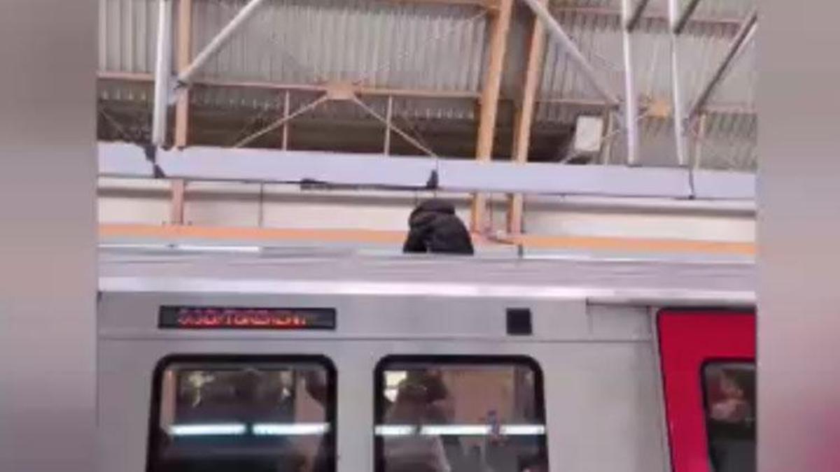 Sevgilisinden ayrıldı metronun üzerine çıktı, seferler durdu