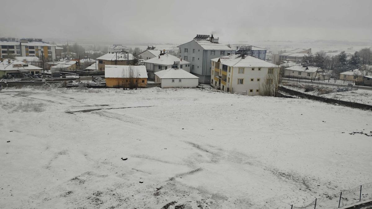 Muş'ta kar yağışı etkili oldu, köy yolları kapandı
