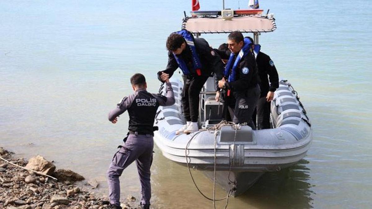 Deniz bisikletiyle gölde mahsur kalan gençleri sualtı polisleri kurtardı! "Hava bir anda patladı"