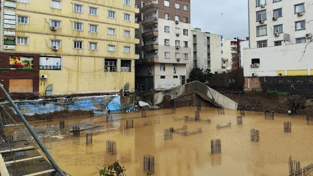 Sel meydana geldi! Yollar çöktü