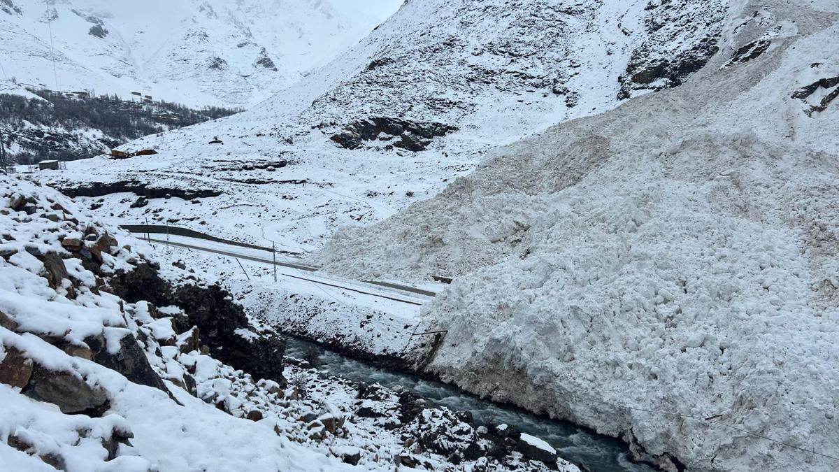 Bahçesaray'da kara yoluna çığ düştü