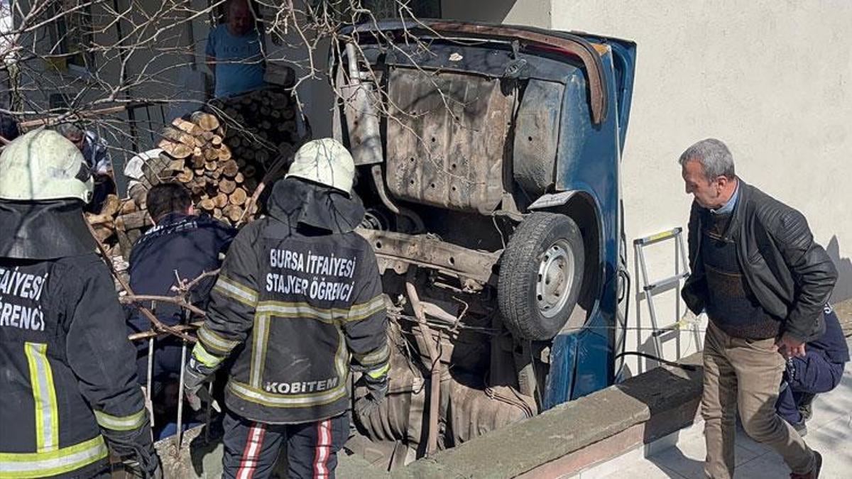 Korkulukları yıkıp bina ile istinat duvarı arasına düşen otomobilin sürücüsü kurtarılamadı