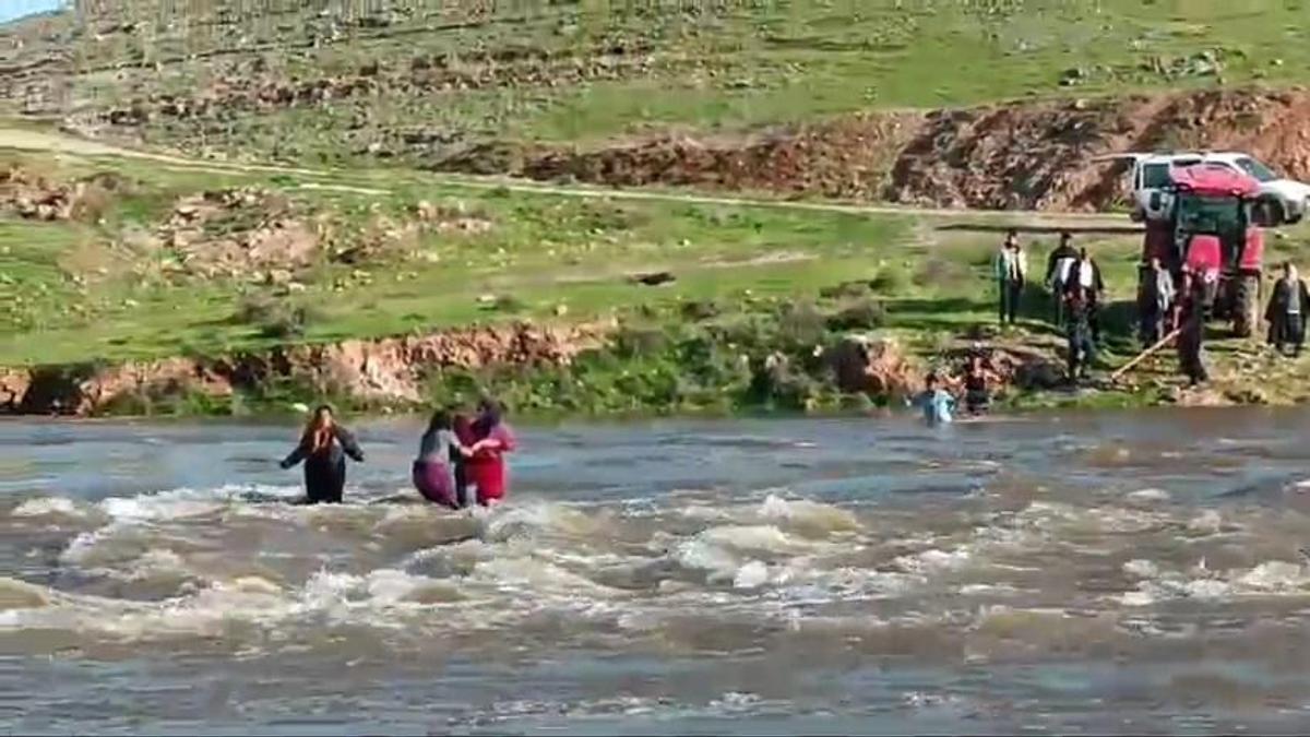 Şanlıurfa'da sel sularına kapılan 3 kadın kurtarıldı, 1 çocuk kayıp