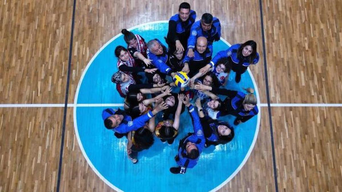Polis ve voleybolculardan ‘Erik Dalı’ eşliğinde antrenman