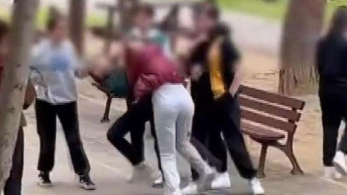 Liseli kızların tartışmaya kavgaya dönüştü! Tekme ve yumrukların konuştuğu kavga kameralara yansıdı