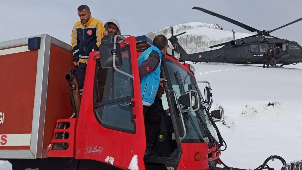 Bingöl’de dağda mahsur kalan 2 avcı, askeri helikopterle kurtarıldı