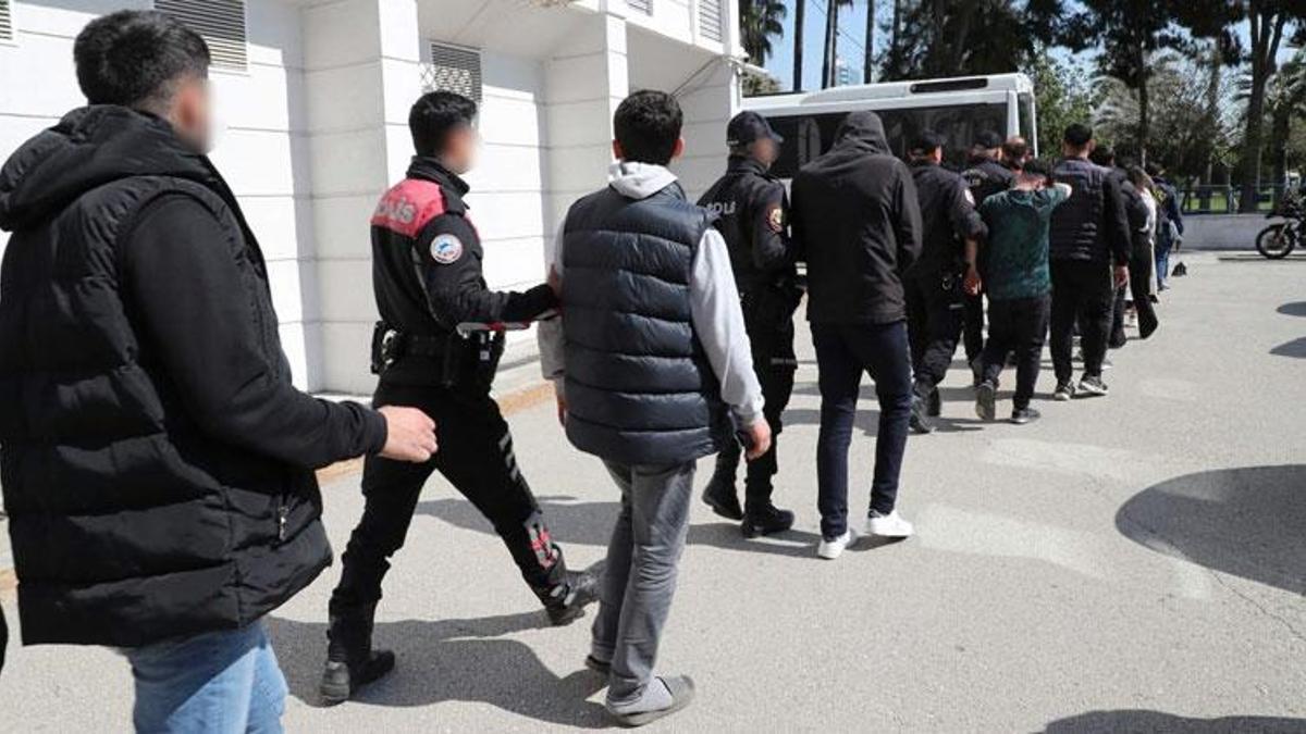 Sazan sarmalı yöntemiyle 180 milyonluk vurgun yaptılar! Para atma makinesi ve banka kartları ele geçirildi