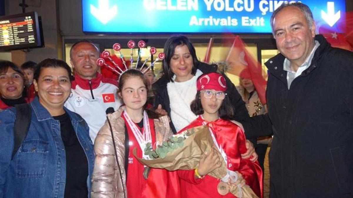 Dünya şampiyonu Selin Naz ve Nilsu'ya coşkulu karşılama! Büyük gurur yaşadı
