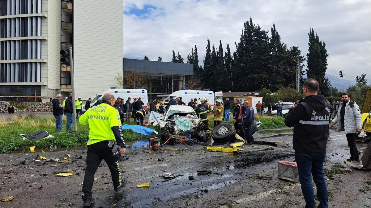 Hatay’da karşı şeride geçen TIR’a otomobil çarptı; 6 ölü, 1 yaralı