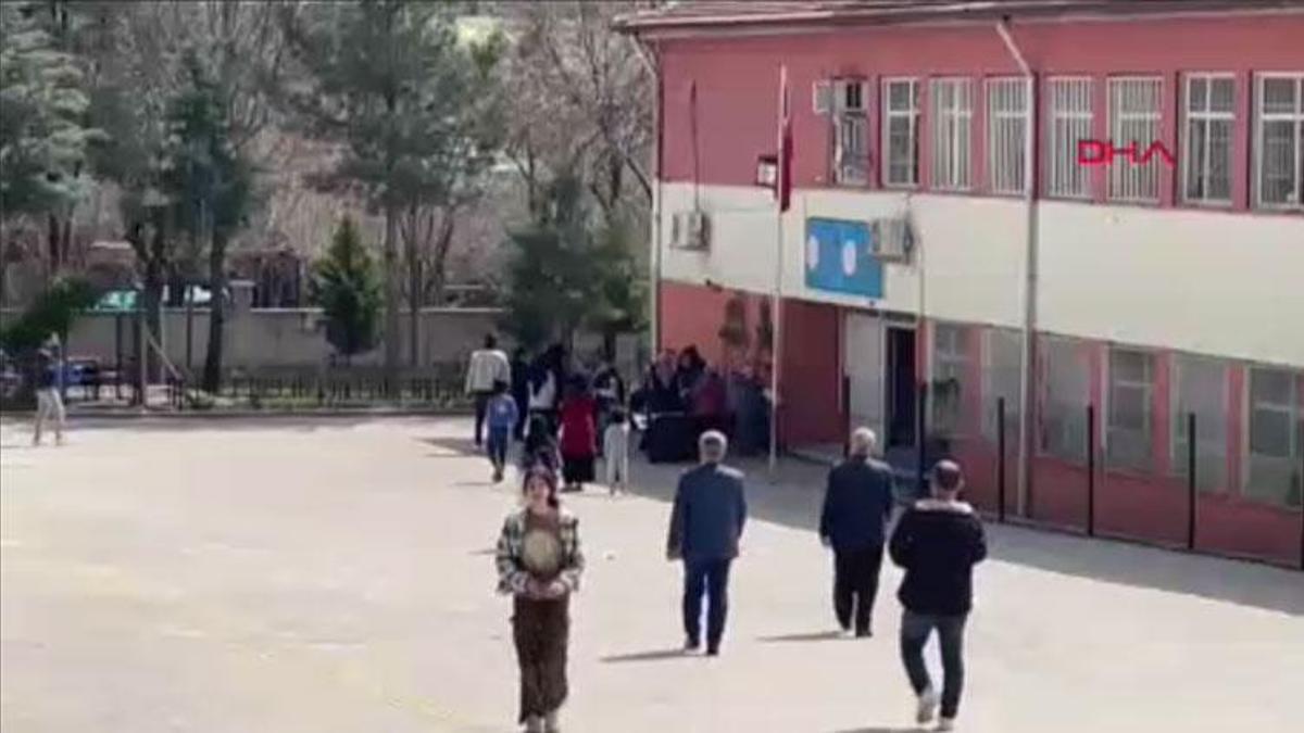 Sınıflarına temizlik malzemesi getirip karıştırdılar, çıkan gaz 16 öğrenciyi zehirledi