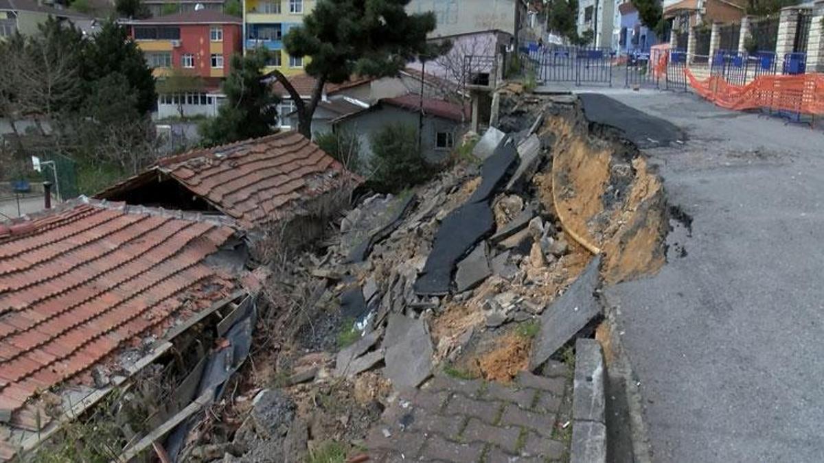 Maltepe’de facia ucuz atlatıldı! Yol gecekonduların üzerine çöktü