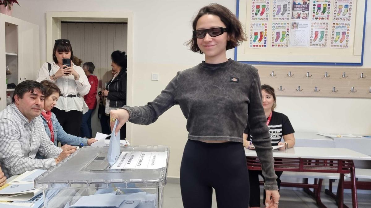 Oy sırası beklemek istemeyen Zeynep Bastık asistanını sıraya koydu