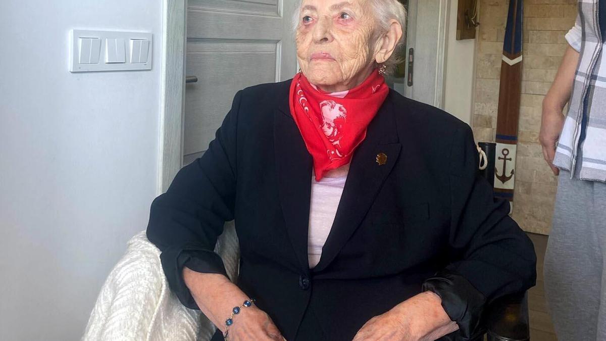 101 yaşındaki seçmen, tekerlekli sandalye ile gelip oyunu kullandı