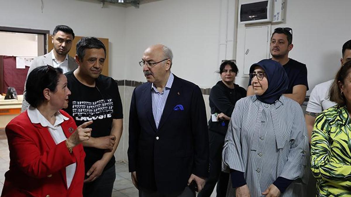 Adana Valisi oy kullanmak için sıraya girdi
