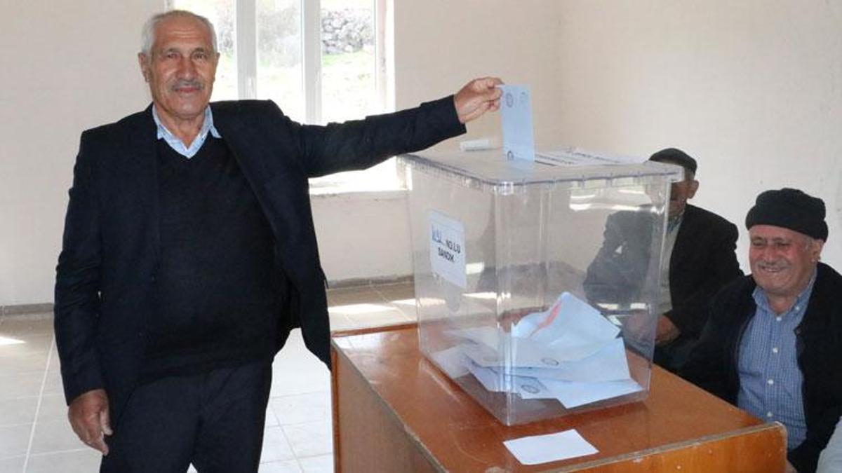 7 hane ve 18 seçmenin bulunduğu köyüne 7'nci kez muhtar oldu