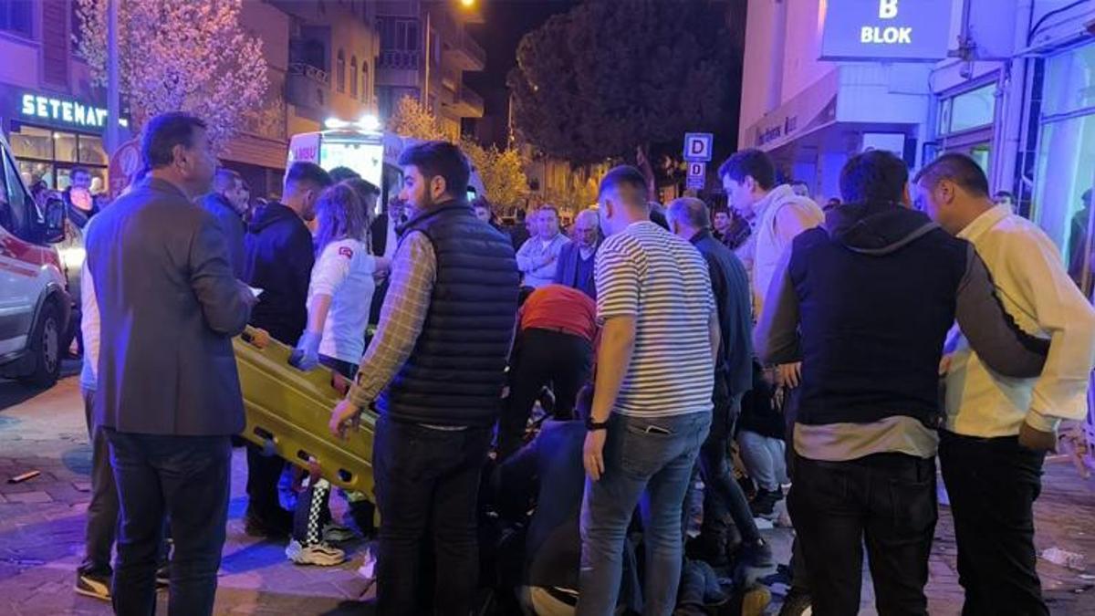 Seçim kutlamaları sırasında parti binasının balkonu çöktü