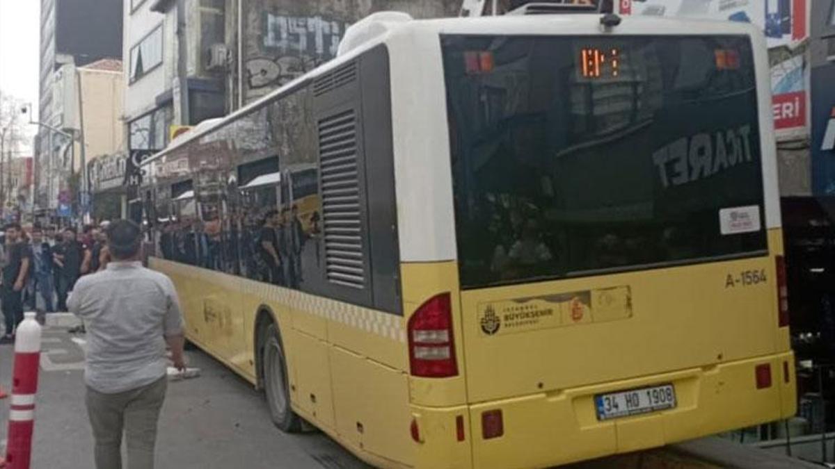 İETT otobüsü kaldırıma çıktı yayalara çarptı: 2 yaralı