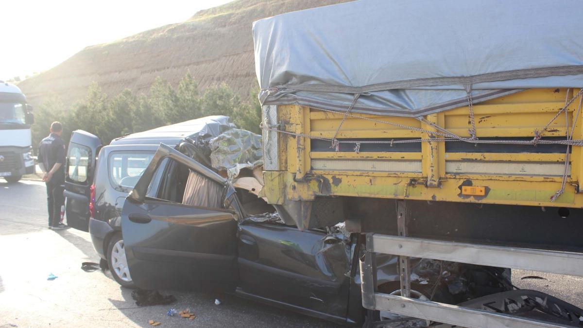 Feci kaza! Hafif ticari araç, TIR'ın altına girdi: 3 ölü, 1 ağır yaralı
