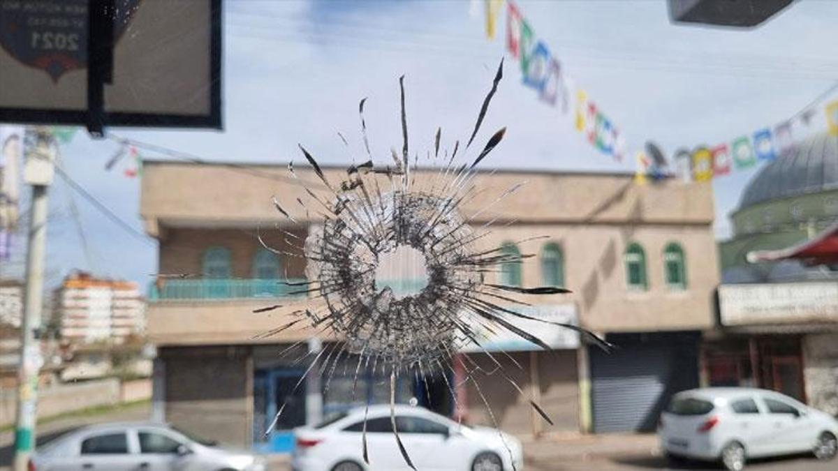 İftara gitti silahlı saldırıdan kurtuldu! Koltuğunun arkasına 4 kurşun isabet etti