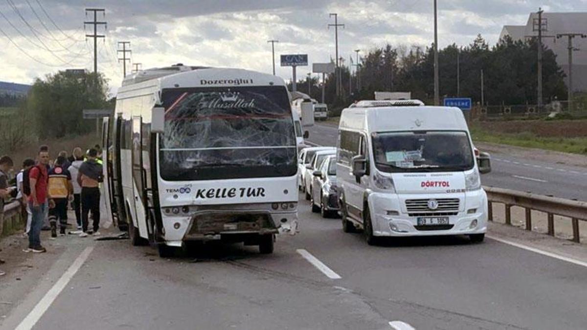 İşçileri ve askeri personelleri taşıyan servis araçları çarpıştı: 5’i askeri personel, 16 yaralı
