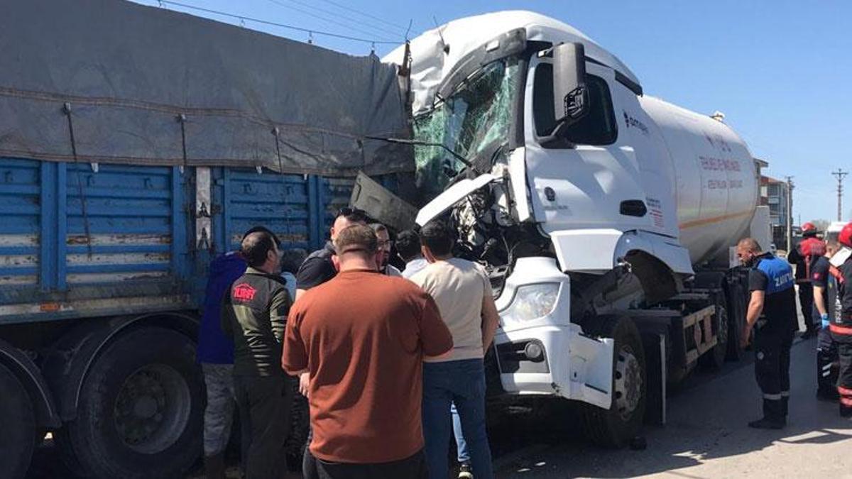 Sağ seritte duran TIR'a tanker çarptı: 1 ölü, 1 ağır yaralı