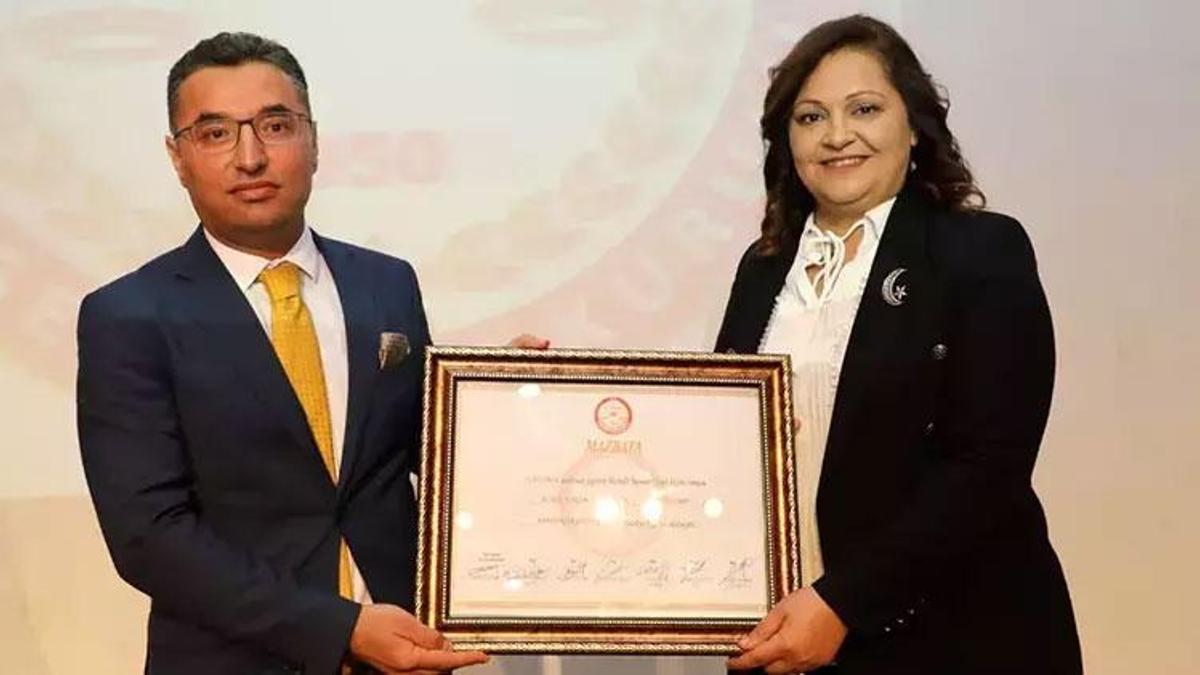 Afyonkarahisar'da CHP'li Burcu Köksal'ın mazbata töreninde eksik imza ertelemesi