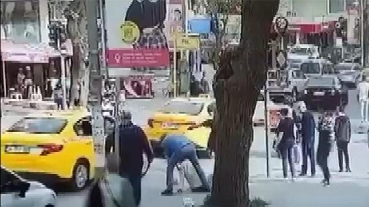 İstanbul'da taksiciyle yayanın kavgası kameralara yakalandı!