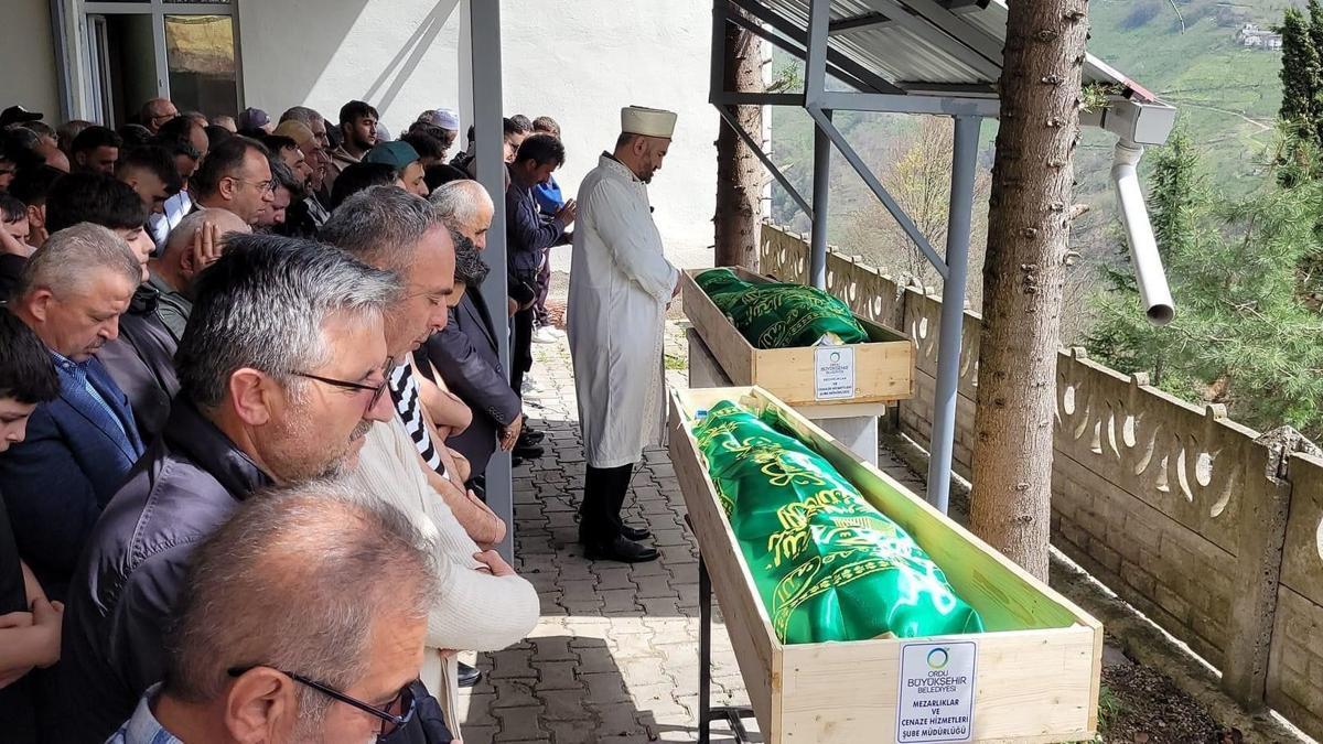 ‘Patpat’ kazasında ölen baba-oğul, yan yana toprağa verildi
