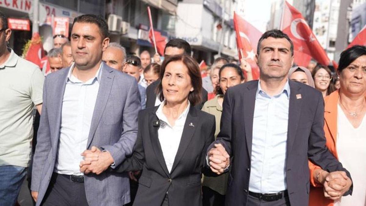 Seyhan Belediye'sinin ilk kadın başkanı mazbatayı alıp göreve başladı