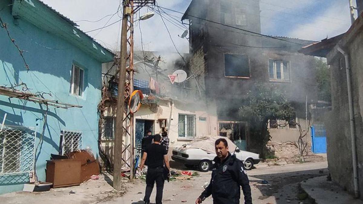 Eşyaları yola attı! Polise ateş açtı