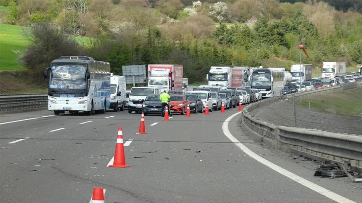 Bayram tatilinde kaza! Bariyerlere çarpan otomobil devrildi