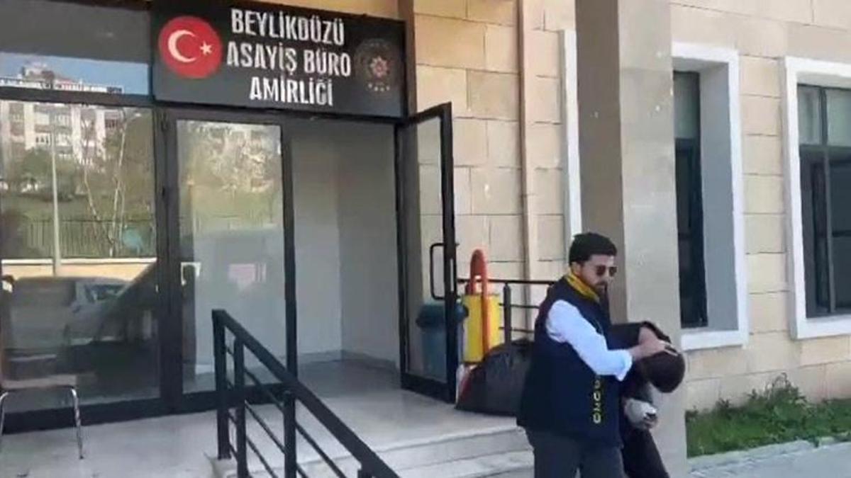 Eşini sokak ortasında bıçakladı! Adliyeye sevk edildi