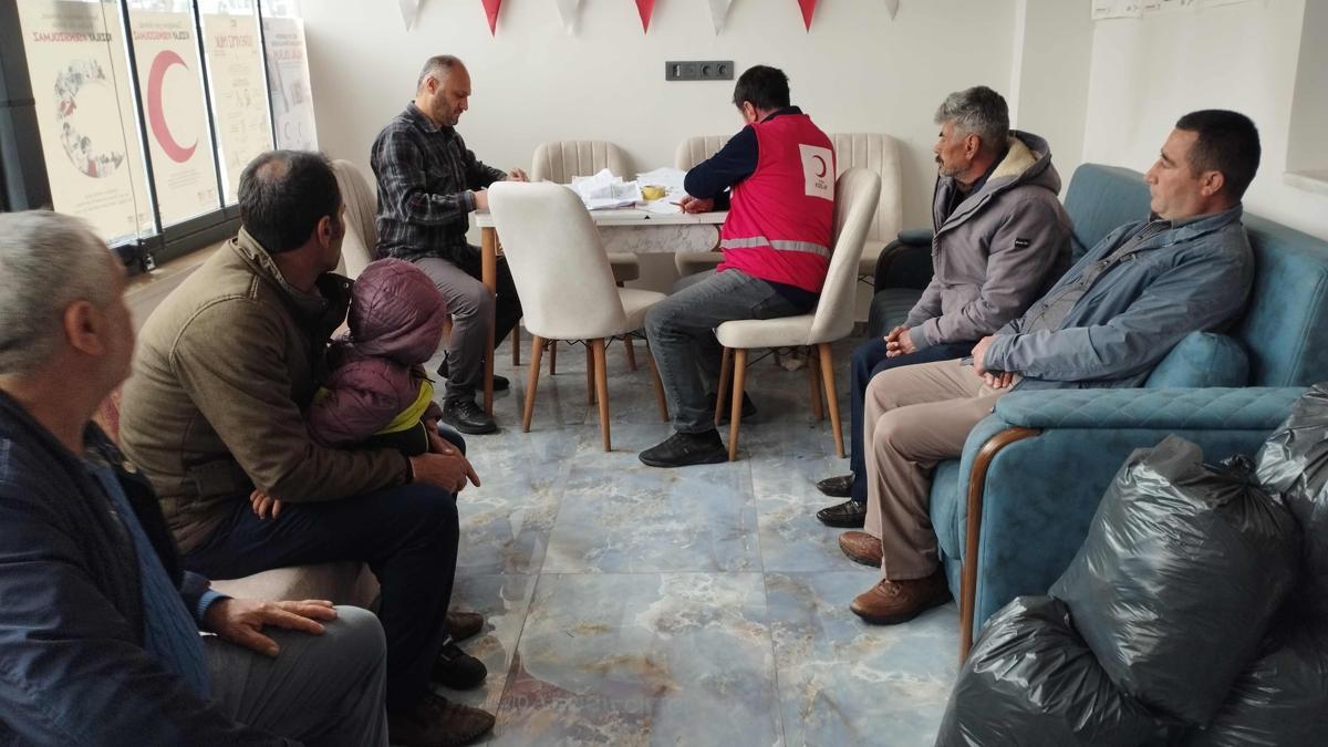 Varto Kızılay’dan 420 aileye giyim ve gıda yardımı