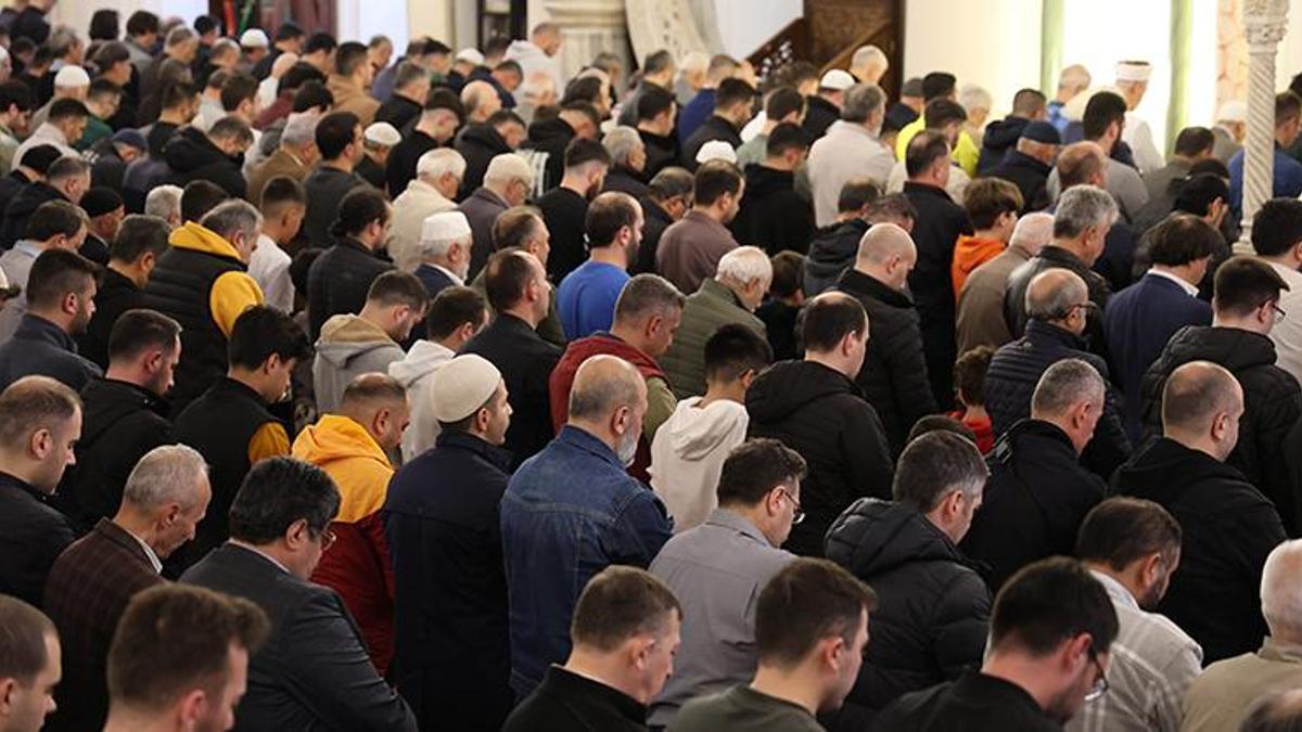 İzmirliler bayram namazında tarihi Hisar Camii'ne akın etti