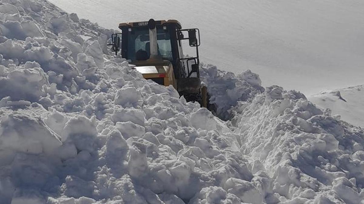 Nisan'da kar çilesi! Operatör çığ altında kalmaktan son anda kurtuldu