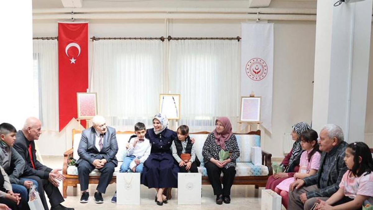 Bakan Göktaş, çocuklarla bayram ziyaretine gitti!