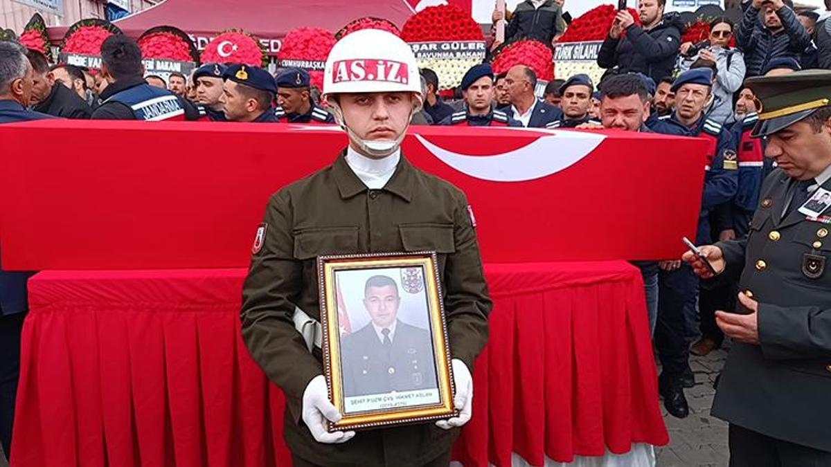 Şehit eşini, son yolculuğuna kucağında 1 yaşındaki kızıyla uğurladı
