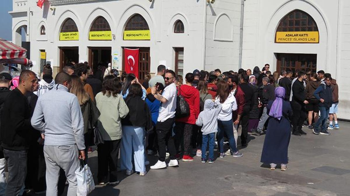 Bayram tatilini fırsata çevirdiler! Kadıköy iskelesine akın ettiler, sıranın ucu bucağı yok