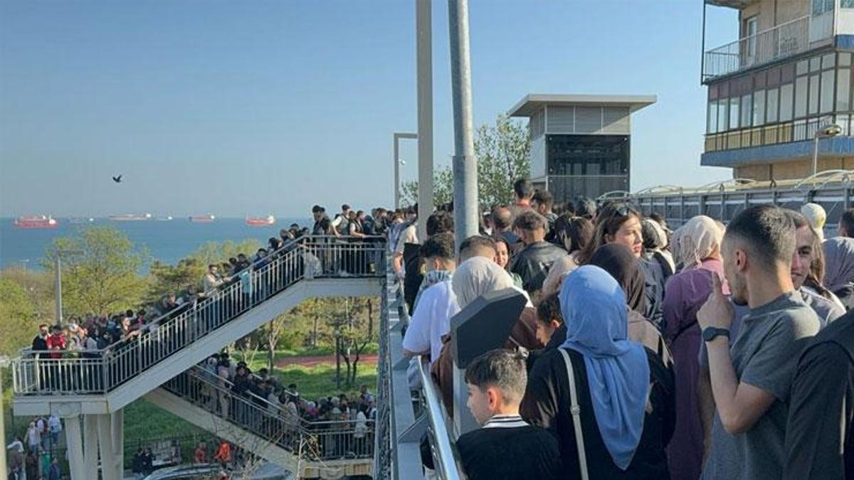 Bayramda metro ve metrobüs duraklarında yoğunluk izdihama dönüştü