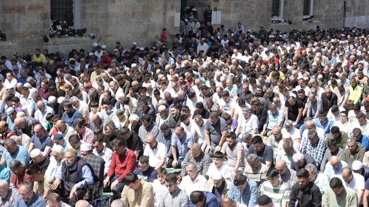 Cuma namazında tarihi camiler doldu taştı