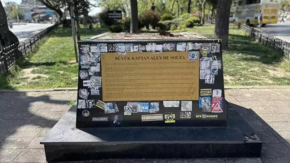 Kadıköy'de Fenerbahçe efsanelerinin heykelleri kaldırıldı